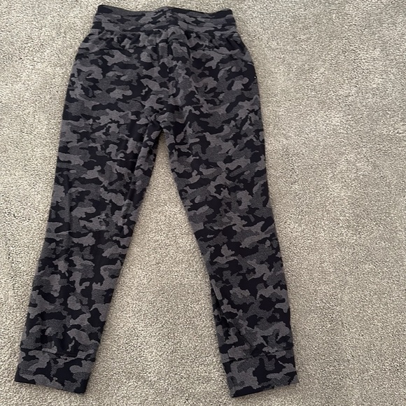 Like new Lululemon Scuba High-Rise Jogger Camo - Picture 6 of 8